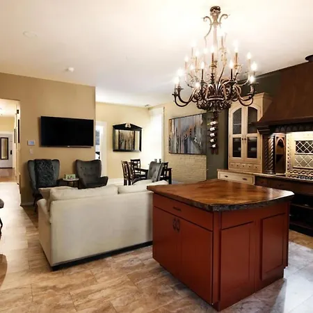 Ferienwohnung Uncork On Historic Main!